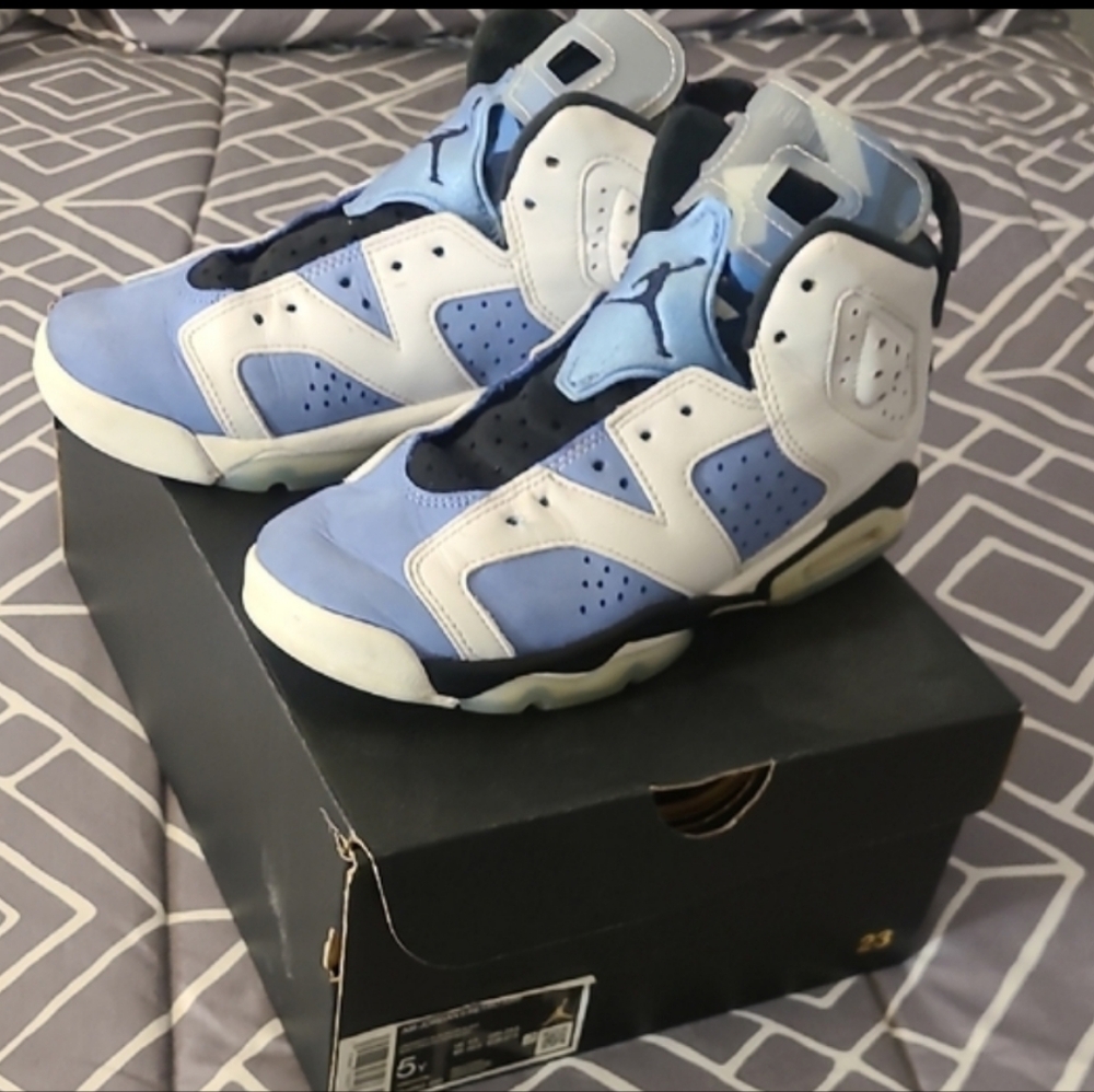 Air Jordan 6 Retro (GS) 5Y Blue and White Sneakers